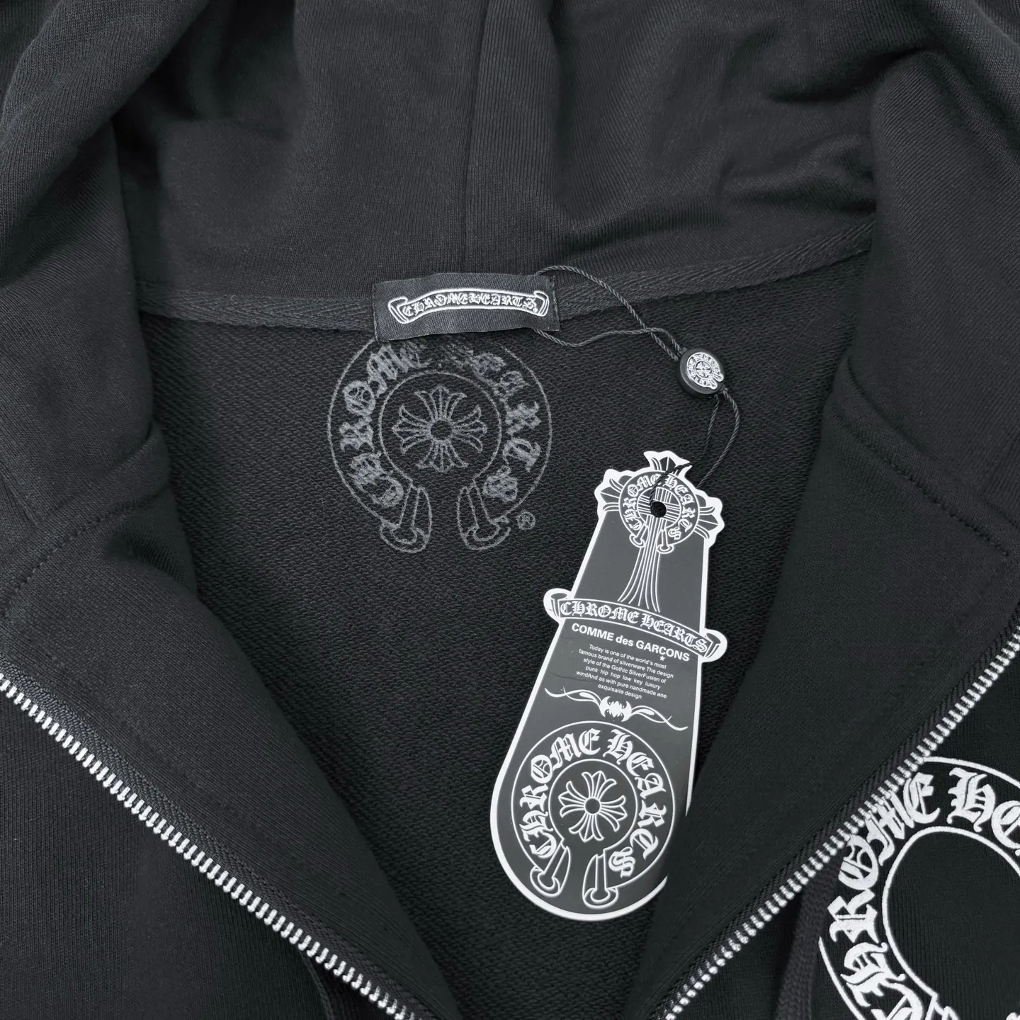 P290 ChromeHearts Miami Limited Horseshoe Hooded Jacket, the same style as ChromeHearts counters. Made of 430g double-ply double-yarn pure cotton terry fabric. Original custom hardware zipper. Details are restored in place. Very textured on the handle. Three-dimensional and atmospheric. Versatile and easy to wear in autumn. Simple and elegant. The upper body effect is very good using the os version. Suitable for all body types. Soft and comfortable. CH letter offset printing on the front ➕ Horseshoe Sanskrit offset printing on the back. Small punctuation on the hem. Machine washable. No fading, no deformation, complete accessories, original mold opening, perfect restoration of zp 2:1, same style for men and women, versatile and easy to match, size s m l xl color black